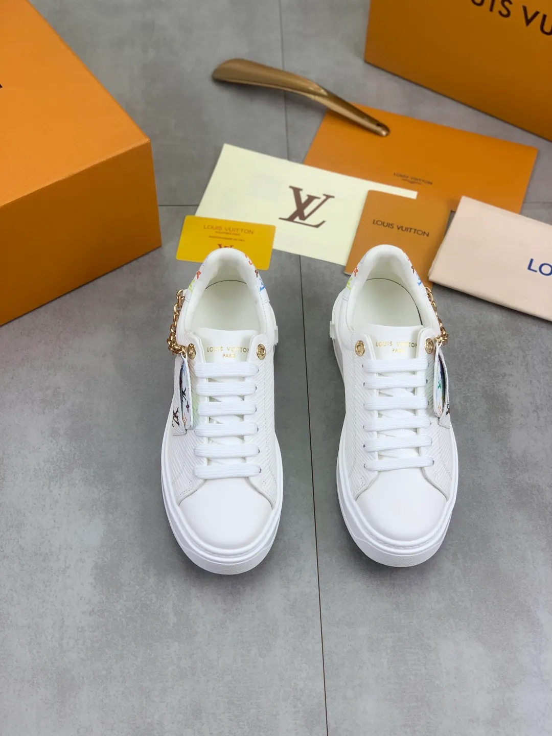Men's men's shoes 💰P700 New 💶 Top version [LOUIS VUITTON] Couple 🧑‍🤝‍🧑 Craft style series (original order) New 🍀LV Louis Vuitton - top version LV classic high-top trendy shoes! Made of imported original craft calfskin, original breathable lining, and original wear-resistant, lightweight, high-end TPU outsole! High quality products! A variety of colors are available, code numbers: female 35-39, male 39-44 (female 40, male 45 customized)